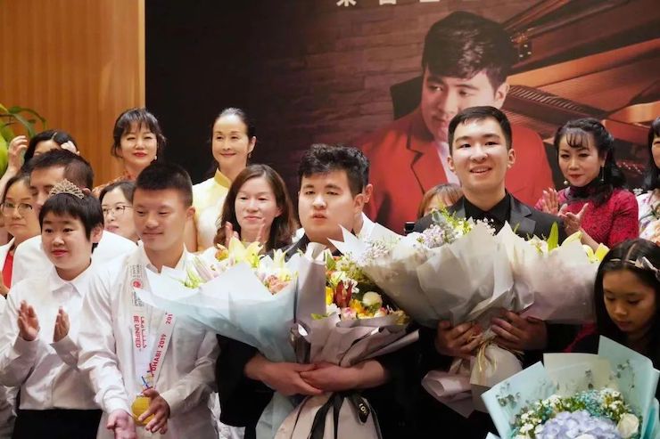 音乐双子星，点亮冬日激情！——yl6809永利未来艺术家刘明康爱心公益音乐沙龙